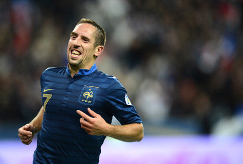 Gã mặt sẹo lại cười.