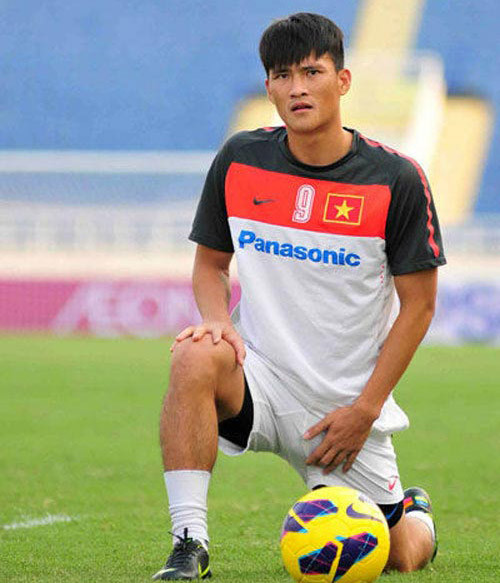 Sau niềm vui có con gái đầu lòng, Công Vinh lại tất tả đi tìm cho mình một bến đỗ mới.