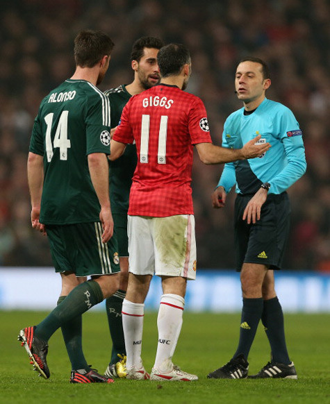 Còi vàng Võ Quang Vinh cho rằng trọng tài Cuneyt Cakir đã nhận định sai trong việc rút thẻ đỏ đối với Nani. Còi vàng Võ Quang Vinh cho rằng trọng tài Cuneyt Cakir đã nhận định sai trong việc rút thẻ đỏ đối với Nani.