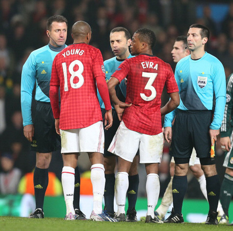 Trọng tài Cüneyt Çakır bị cầu thủ M.U phản đối quyết liệt. Trọng tài Cüneyt Çakır bị cầu thủ M.U phản đối quyết liệt.