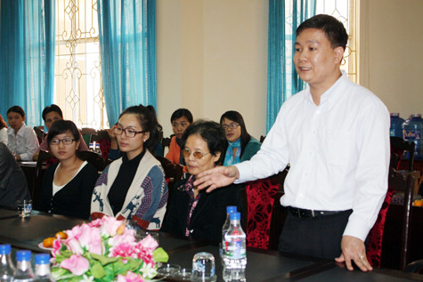 "Chúng tôi hi vọng sẽ có nhiều hơn nữa những chuyến đi từ thiện gắn kết trái tim như thế này" - Ông Nguyễn Tiến Bình, Tổng biên tập báo Giáo Dục Việt Nam chia sẻ. "Chúng tôi hi vọng sẽ có nhiều hơn nữa những chuyến đi từ thiện gắn kết trái tim như thế này" - Ông Nguyễn Tiến Bình, Tổng biên tập báo Giáo Dục Việt Nam chia sẻ.