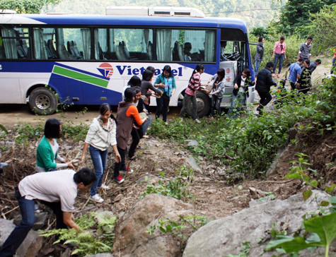 Vỡ òa niềm vui đón đoàn thiện nguyện lên thăm Kim Bon ảnh 4 Vỡ òa niềm vui đón đoàn thiện nguyện lên thăm Kim Bon ảnh 4