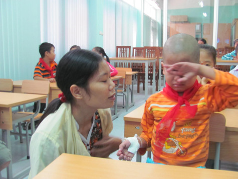 "Ngày đầu tiên đi học, mẹ dắt tay đến trường, em vừa đi vừa khóc, mẹ dỗ dành yêu thương". Ảnh: Ngọc Khánh "Ngày đầu tiên đi học, mẹ dắt tay đến trường, em vừa đi vừa khóc, mẹ dỗ dành yêu thương". Ảnh: Ngọc Khánh