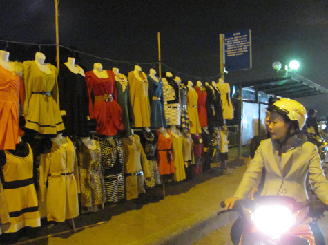 Nếu không xử lý triệt để, đường Láng có nguy cơ biến thành cái chợ. Ảnh: Ngọc Khánh Nếu không xử lý triệt để, đường Láng có nguy cơ biến thành cái chợ. Ảnh: Ngọc Khánh