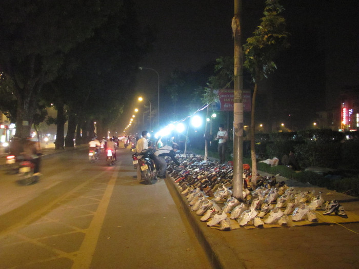 Đi dọc tuyến đường, chỗ nào cũng bày bán trái phép trên vỉa hè Đi dọc tuyến đường, chỗ nào cũng bày bán trái phép trên vỉa hè