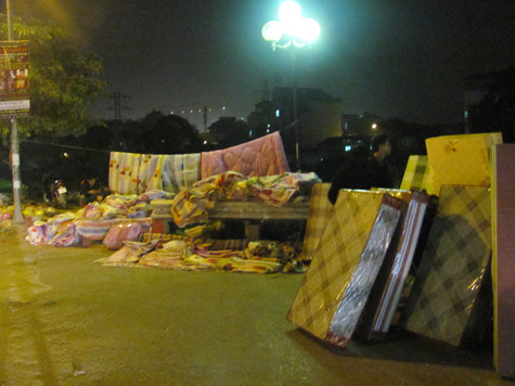 Đệm bày cả xuống dưới đường. Ảnh: Ngọc Khánh Đệm bày cả xuống dưới đường. Ảnh: Ngọc Khánh