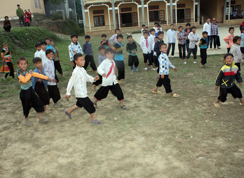 Các học sinh nội trú Kim Bon háo hức chạy theo xe khi đoàn từ thiện tới thăm. Các học sinh nội trú Kim Bon háo hức chạy theo xe khi đoàn từ thiện tới thăm.