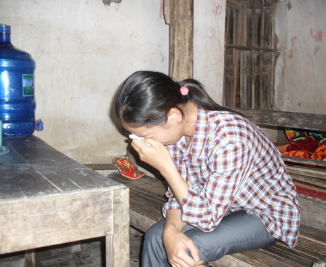 Ôm mặt khóc nức nở, chị Linh lực bất tòng tâm khi chồng vào vòng lao lý. Ảnh: Ngọc Khánh