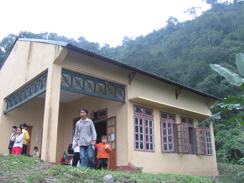 Nằm ngay trên đường điện chạy qua nhưng điểm trường mầm non chính vẫn chịu cảnh "tắt đèn" 2 năm qua. Ảnh: Ngọc Khánh Nằm ngay trên đường điện chạy qua nhưng điểm trường mầm non chính vẫn chịu cảnh "tắt đèn" 2 năm qua. Ảnh: Ngọc Khánh