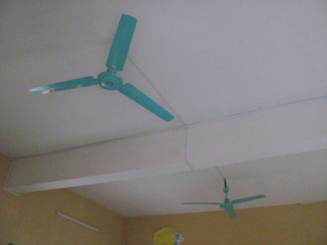 Có quạt trên trần, các em vẫn mơ những làn gió mát lành trong ngày hè oi ả. Ảnh: Ngọc Khánh Có quạt trên trần, các em vẫn mơ những làn gió mát lành trong ngày hè oi ả. Ảnh: Ngọc Khánh