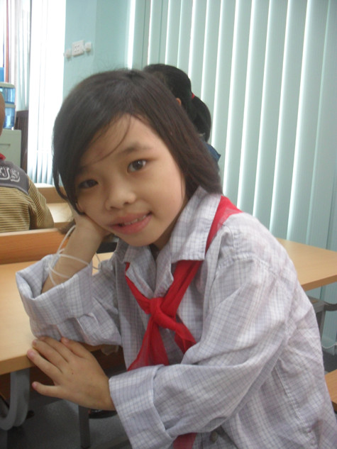 Mặc chiếc áo người lớn rộng thùng thình, Huyền đến lớp để vui chơi cùng các bạn. Ảnh: Ngọc Khánh Mặc chiếc áo người lớn rộng thùng thình, Huyền đến lớp để vui chơi cùng các bạn. Ảnh: Ngọc Khánh