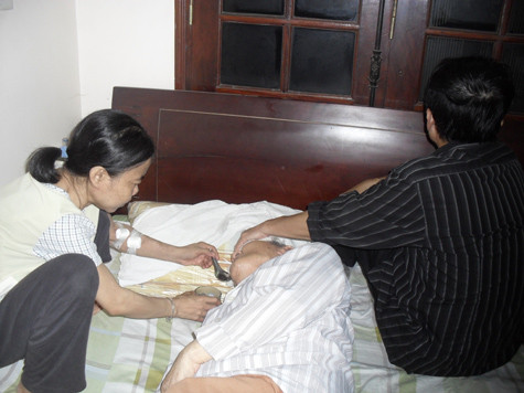 Bố mẹ Hiếu đang chăm sóc ông nội bị sốt. Ảnh: Ngọc Khánh Bố mẹ Hiếu đang chăm sóc ông nội bị sốt. Ảnh: Ngọc Khánh