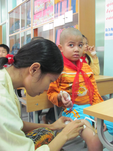 Mong muốn con cái mình mau lành bệnh, các bậc phụ huynh đã tìm đến lớp học Hy vọng để tìm liều thuốc tinh thần. Ảnh: Ngọc Khánh Mong muốn con cái mình mau lành bệnh, các bậc phụ huynh đã tìm đến lớp học Hy vọng để tìm liều thuốc tinh thần. Ảnh: Ngọc Khánh