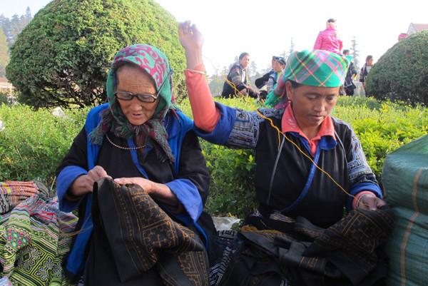 ...bởi những họa tiết trên trang phục được thêu rất cẩn thận từ bàn tay khéo léo của những phụ nữ bản địa. ...bởi những họa tiết trên trang phục được thêu rất cẩn thận từ bàn tay khéo léo của những phụ nữ bản địa.