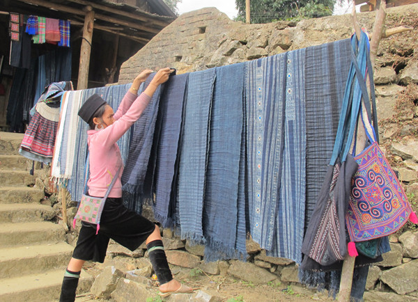 Những chiếc khăn được dệt từ sợi cây lanh, nhuộm bằng lá chàm nên rất ấm, bền màu hơn so với nhuộm bằng hóa chất. Những chiếc khăn được dệt từ sợi cây lanh, nhuộm bằng lá chàm nên rất ấm, bền màu hơn so với nhuộm bằng hóa chất.