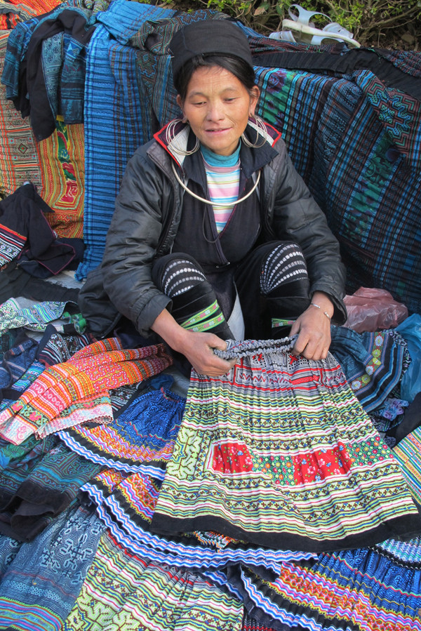 Những ngày đầu đông, váy áo thổ cẩm ở chợ Sa Pa rất “đắt khách”... Những ngày đầu đông, váy áo thổ cẩm ở chợ Sa Pa rất “đắt khách”...