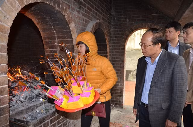 Và kiểm tra hóa vàng ở đền Bà Chúa Kho, Bắc Ninh. Ảnh SL