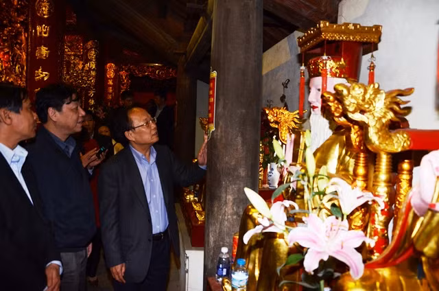 Bộ trưởng Hoàng Tuấn Anh kiểm tra tại chùa Phật Tích. Ảnh SL