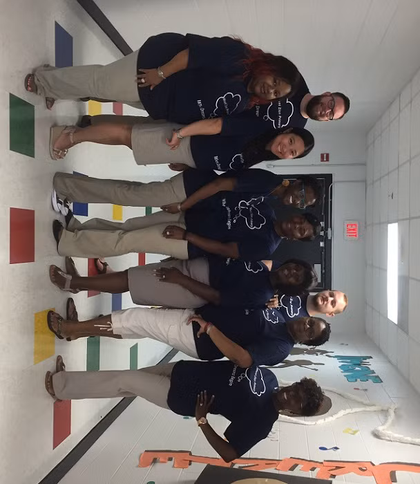 Các thầy cô luôn vui vẻ cùng nhau hợp tác, giúp đỡ lần nhau (Ảnh: tác giả cung cấp).