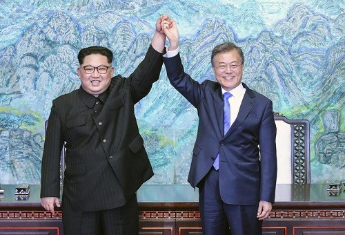 Tổng thống Hàn Quốc Moon Jae-in và Chủ tịch Kim Jong-un đã có 03 cuộc gặp thượng đỉnh trong năm 2018. (Ảnh: AP). Tổng thống Hàn Quốc Moon Jae-in và Chủ tịch Kim Jong-un đã có 03 cuộc gặp thượng đỉnh trong năm 2018. (Ảnh: AP).