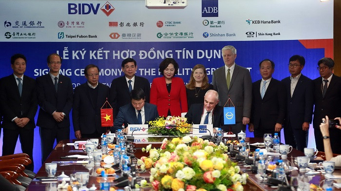 Ông Lê Ngọc Lâm - Phó Tổng Giám đốc phụ trách Ban Điều hành BIDV (tay trái) và Ông Michael Barrow - Vụ trưởng Vụ Hoạt động khu vực tư nhân của ADB đại diện hai đơn vị ký kết Hợp đồng tín dụng. Ông Lê Ngọc Lâm - Phó Tổng Giám đốc phụ trách Ban Điều hành BIDV (tay trái) và Ông Michael Barrow - Vụ trưởng Vụ Hoạt động khu vực tư nhân của ADB đại diện hai đơn vị ký kết Hợp đồng tín dụng.