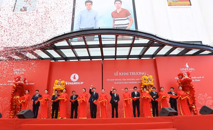 Các đại biểu cắt băng chính thức khai trương Vincom Plaza Tây Ninh.