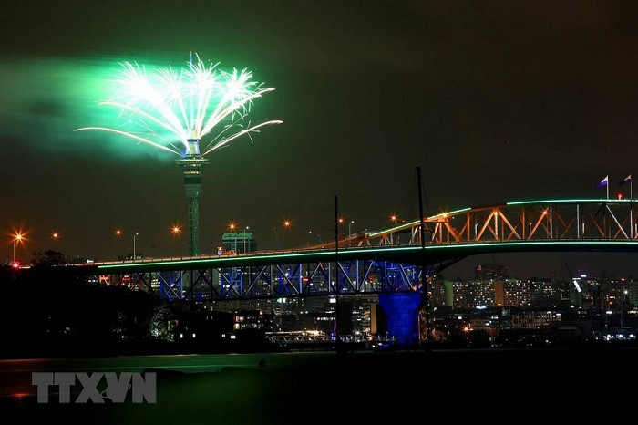 New Zealand là nước tiếp theo đón năm mới với màn pháo hoa rực rỡ trên tòa Sky Tower của thành phố Auckland vào 18 giờ. (Ảnh: Mirror/TTXVN) New Zealand là nước tiếp theo đón năm mới với màn pháo hoa rực rỡ trên tòa Sky Tower của thành phố Auckland vào 18 giờ. (Ảnh: Mirror/TTXVN)