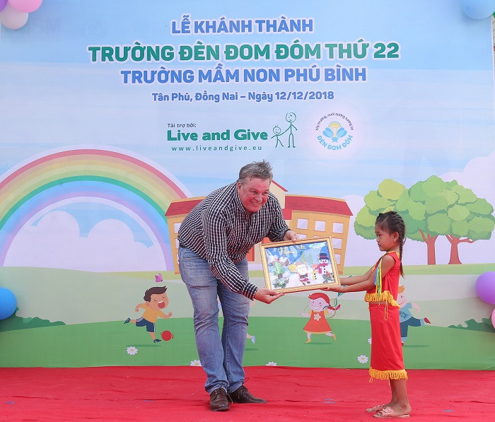 Ông Jan Peeters - Nhà sáng lập tổ chức Live & Give nhận tranh do các em học sinh trường Phú Bình vẽ tặng. Ông Jan Peeters - Nhà sáng lập tổ chức Live & Give nhận tranh do các em học sinh trường Phú Bình vẽ tặng.