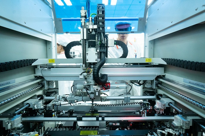 Hệ thống máy tự động gia công các linh kiện điện thoại tinh vi với độ chuẩn xác cao. Hệ thống máy tự động gia công các linh kiện điện thoại tinh vi với độ chuẩn xác cao.