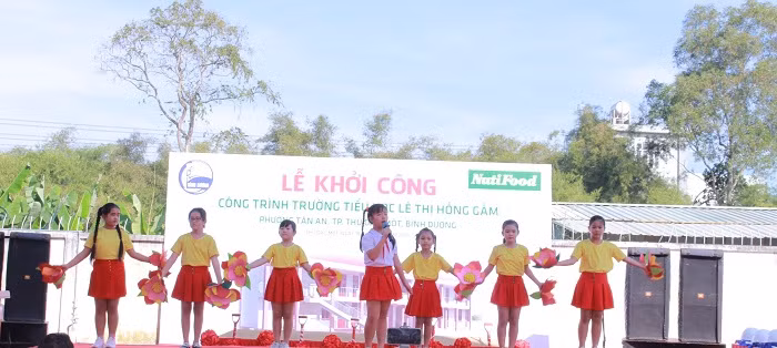 Các em nhỏ biểu diễn văn nghệ mừng ngôi trường mới được khởi công.