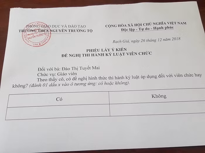 Phiếu xác định ý kiến thi hành kỉ luật đối với cô M. (Ảnh: tác giả cung cấp). Phiếu xác định ý kiến thi hành kỉ luật đối với cô M. (Ảnh: tác giả cung cấp).