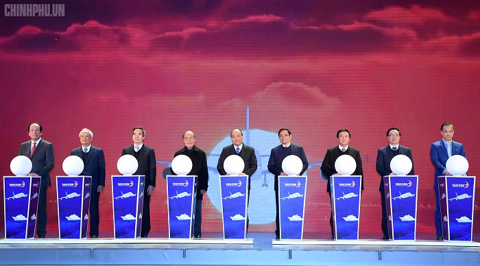 Thủ tướng phát biểu và bấm nút khai trương sân bay Vân Đồn. Ảnh: VGP