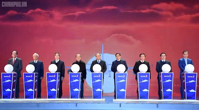 Thủ tướng phát biểu và bấm nút khai trương sân bay Vân Đồn. Ảnh: VGP
