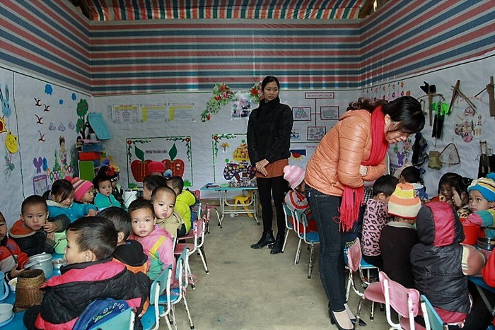 Mặc dù đời sống và cơ sở vật chất còn nhiều khó khăn nhưng các em luôn được chăm sóc tận tình bởi các giáo viên trong trường.