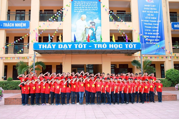 Các em học sinh và cô giáo chủ nhiệm cùng nhau mặc áo cờ đỏ sao vàng. Các em học sinh và cô giáo chủ nhiệm cùng nhau mặc áo cờ đỏ sao vàng.