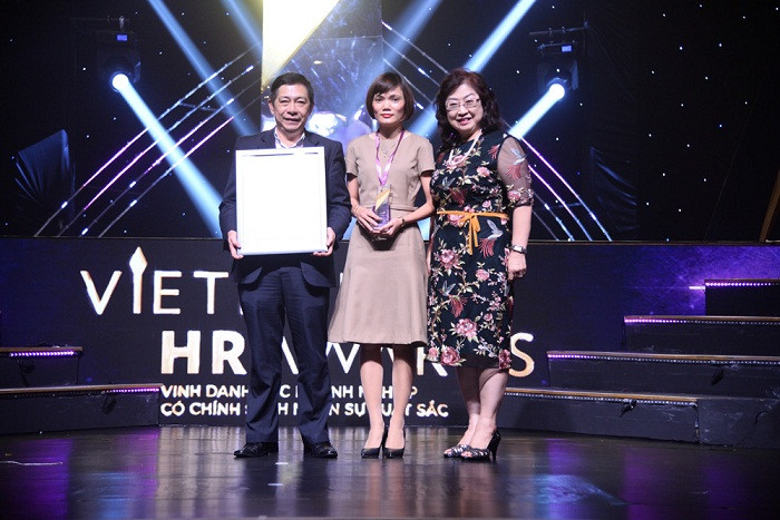 Phó Tổng Giám đốc Nguyễn Hoàng Dũng đại diện VietinBank nhận giải thưởng Vietnam HR Awards 2018. Phó Tổng Giám đốc Nguyễn Hoàng Dũng đại diện VietinBank nhận giải thưởng Vietnam HR Awards 2018.