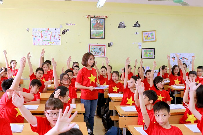 Các em học sinh cùng nhau giơ cao cánh tay, đồng lòng, quyết tâm cổ vũ hết mình cho đội tuyển bóng đá Việt Nam. Các em học sinh cùng nhau giơ cao cánh tay, đồng lòng, quyết tâm cổ vũ hết mình cho đội tuyển bóng đá Việt Nam.