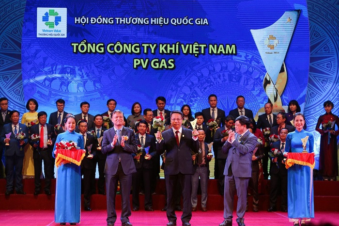Đại diện PVGAS nhận biểu trưng Thương hiệu Quốc gia năm 2018.