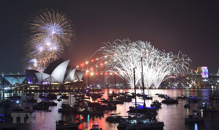 Thành phố cảng Sydney của Australia có màn trình diễn pháo hoa lớn kỷ lục với nhiều hiệu ứng và màu sắc mới trong 12 phút đêm giao thừa. (Nguồn: AFP/TTXVN) Thành phố cảng Sydney của Australia có màn trình diễn pháo hoa lớn kỷ lục với nhiều hiệu ứng và màu sắc mới trong 12 phút đêm giao thừa. (Nguồn: AFP/TTXVN)