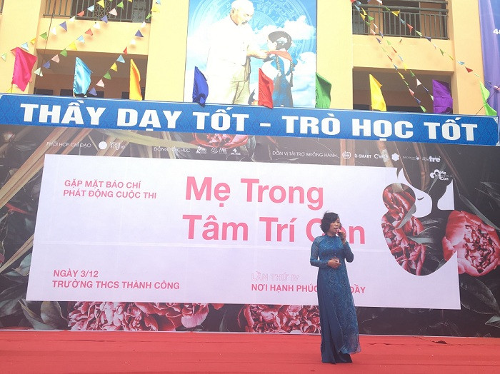 Hiệu trưởng Trường trung học cơ sở Thành Công, Hà Nội phát biểu tại buổi lễ phát động cuộc thi "Mẹ trong tâm trí con" 2018 (Ảnh: A.N). Hiệu trưởng Trường trung học cơ sở Thành Công, Hà Nội phát biểu tại buổi lễ phát động cuộc thi "Mẹ trong tâm trí con" 2018 (Ảnh: A.N).