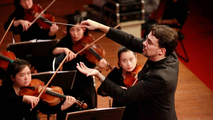 Nhạc trưởng Olivier từng dẫn dắt dàn giao hưởng quốc gia Phillipine. Nhạc trưởng Olivier từng dẫn dắt dàn giao hưởng quốc gia Phillipine.