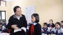 Bộ trưởng Phùng Xuân Nhạ trò chuyện với học sinh của tỉnh Yên Bái (Ảnh minh họa: giaoducthoidai.vn).