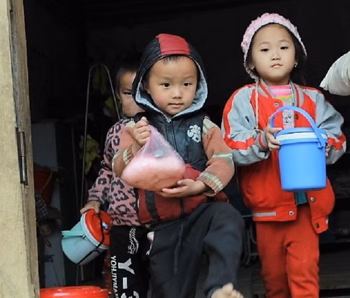 Sau giờ học buổi sáng các em chạy ra tủ đựng đồ lấy khẩu phần ăn mà gia đình đã chuẩn bị trước.