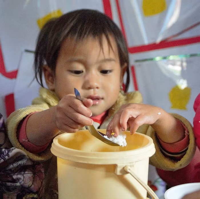 Trẻ em miền núi được đi học là may mắn. Có cơm ăn là may mắn chứ đừng nói đến được ăn ngon, mặc đẹp.