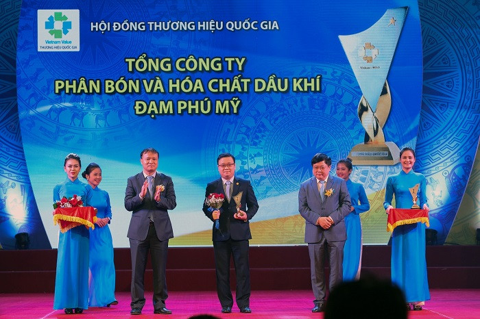 Đại diện PVFCCo nhận biểu trưng Thương hiệu Quốc gia năm 2018.