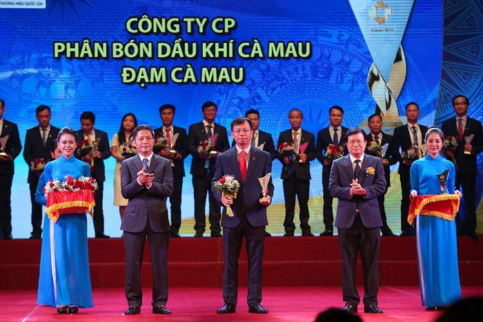 Đại diện PVCFC nhận biểu trưng Thương hiệu Quốc gia năm 2018.