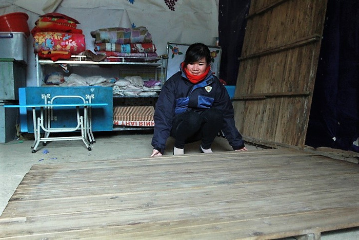 Cô Phượng, giáo viên điểm trường Lìm Thái kê phản cho các em nghỉ trưa. Cô cho biết dù còn gặp nhiều khó khăn nhưng các cô vẫn rất yêu mảnh đất này và những em học sinh nơi đây.