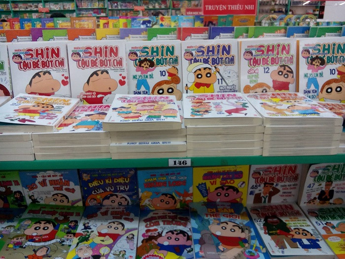 Những cuốn truyện tranh của nước ngoài được bày bán la liệt trên các kệ sách với cách trình bày, thiết kế khá đẹp mắt (Ảnh: tác giả cung cấp). Những cuốn truyện tranh của nước ngoài được bày bán la liệt trên các kệ sách với cách trình bày, thiết kế khá đẹp mắt (Ảnh: tác giả cung cấp).