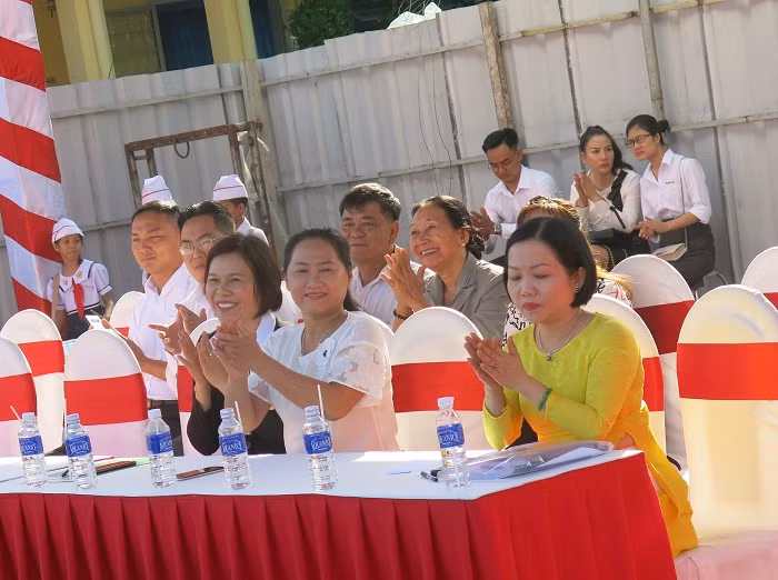Đại diện nhà tài trợ NutiFood và Ủy ban nhân dân thành phố Thủ Dầu Một trong lễ khởi công trường tiểu học Lê Thị Hồng Gấm.