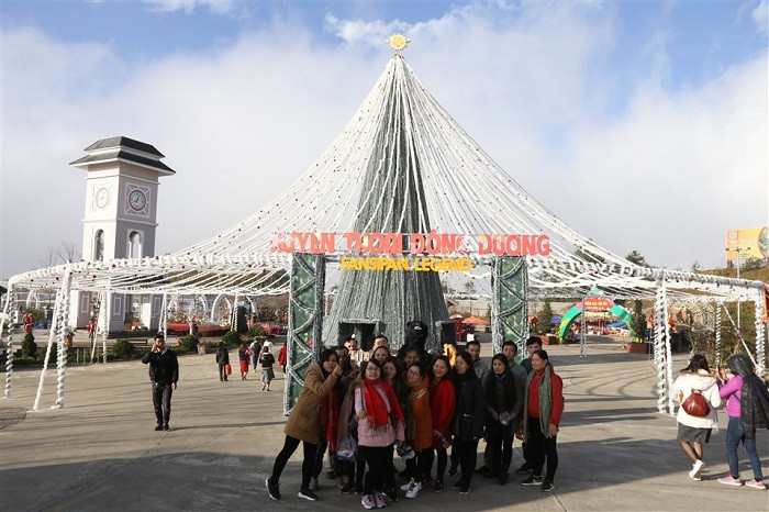 Lễ hội mùa đông với chủ đề “Fansipan - con đường tuyết rơi” . Lễ hội mùa đông với chủ đề “Fansipan - con đường tuyết rơi” .